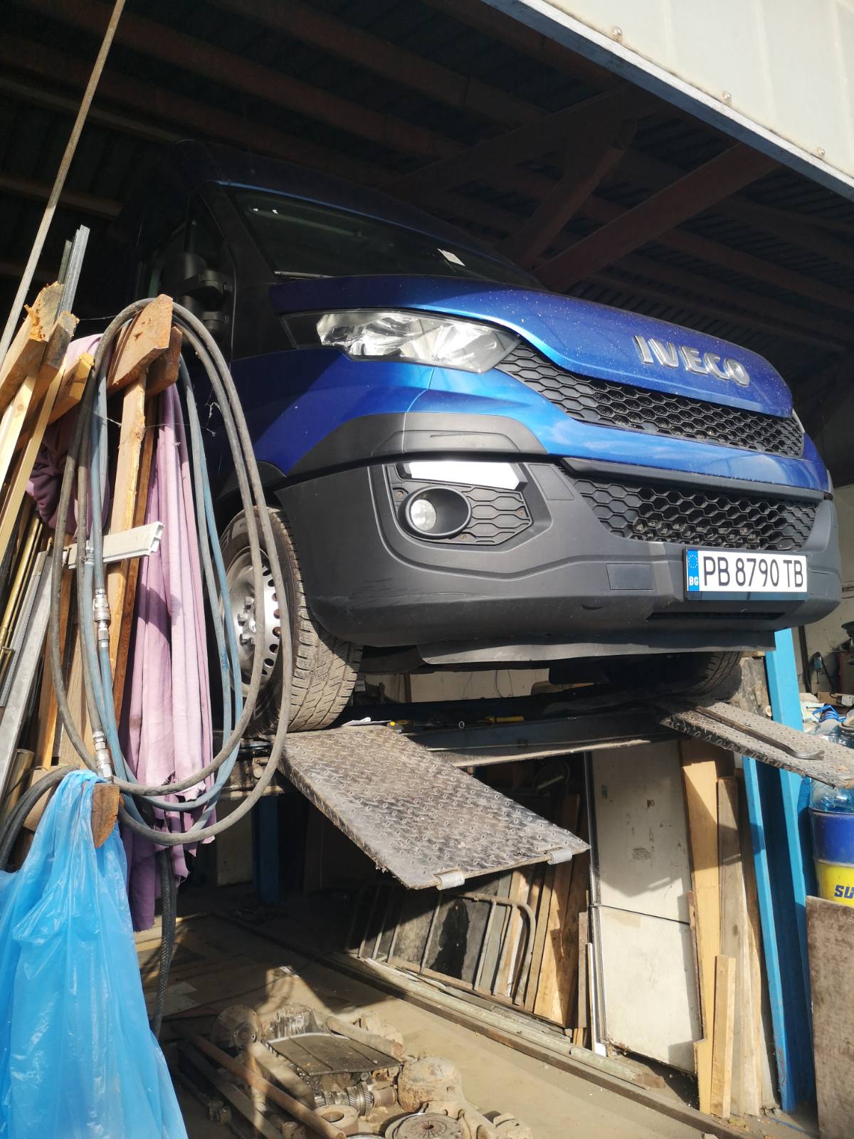 Iveco Daily дълга база в халето и на подемника
