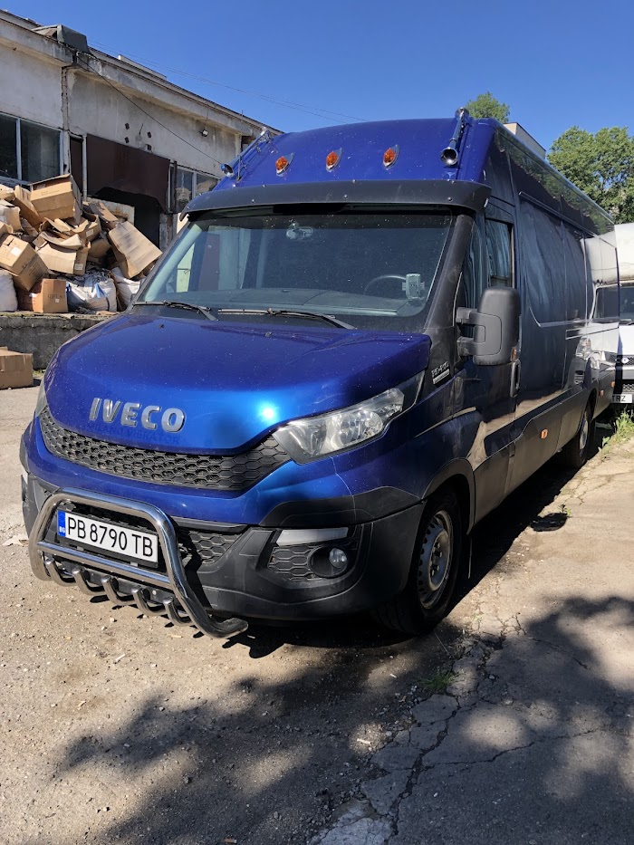 Iveco с допълнително осветление и тромби