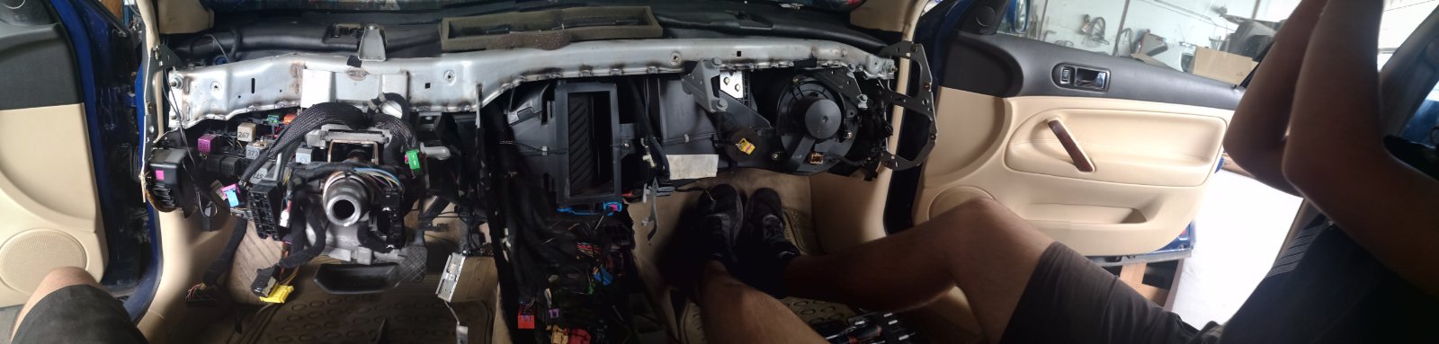 VW Passat V5 със свалено табло